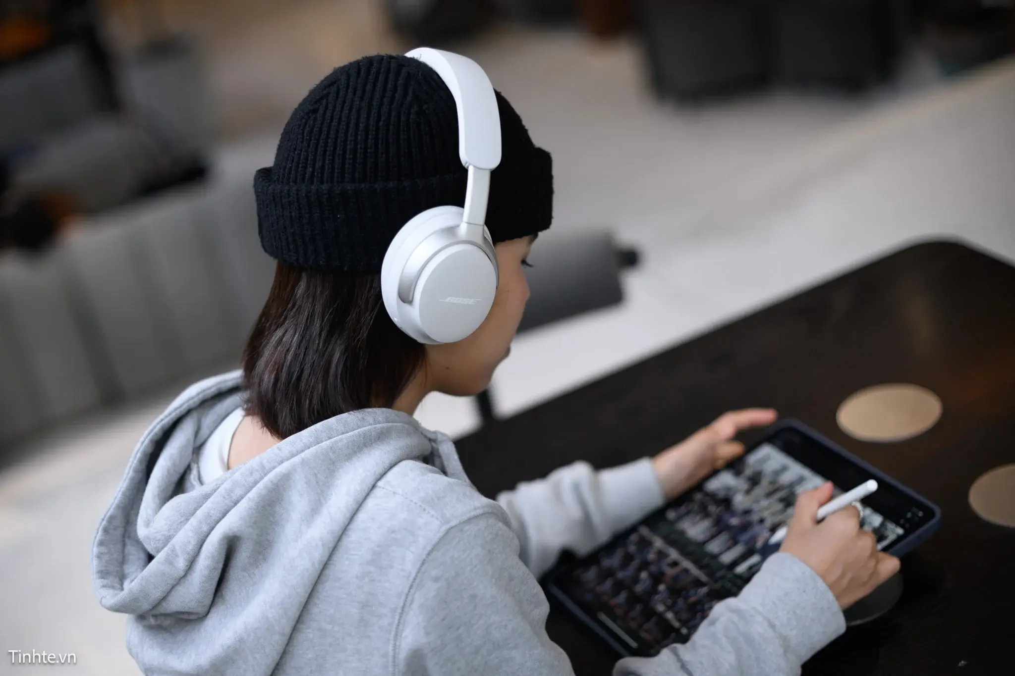 tinhte-bose-quiet-comfort-ultra-headphones-tai-nghe-chong-on2.jpg