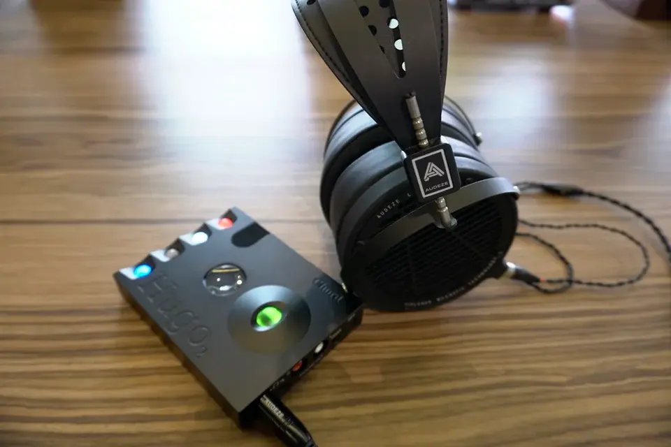 Đang tải tinhte_audeze_LCD2C_review (1).JPG…
