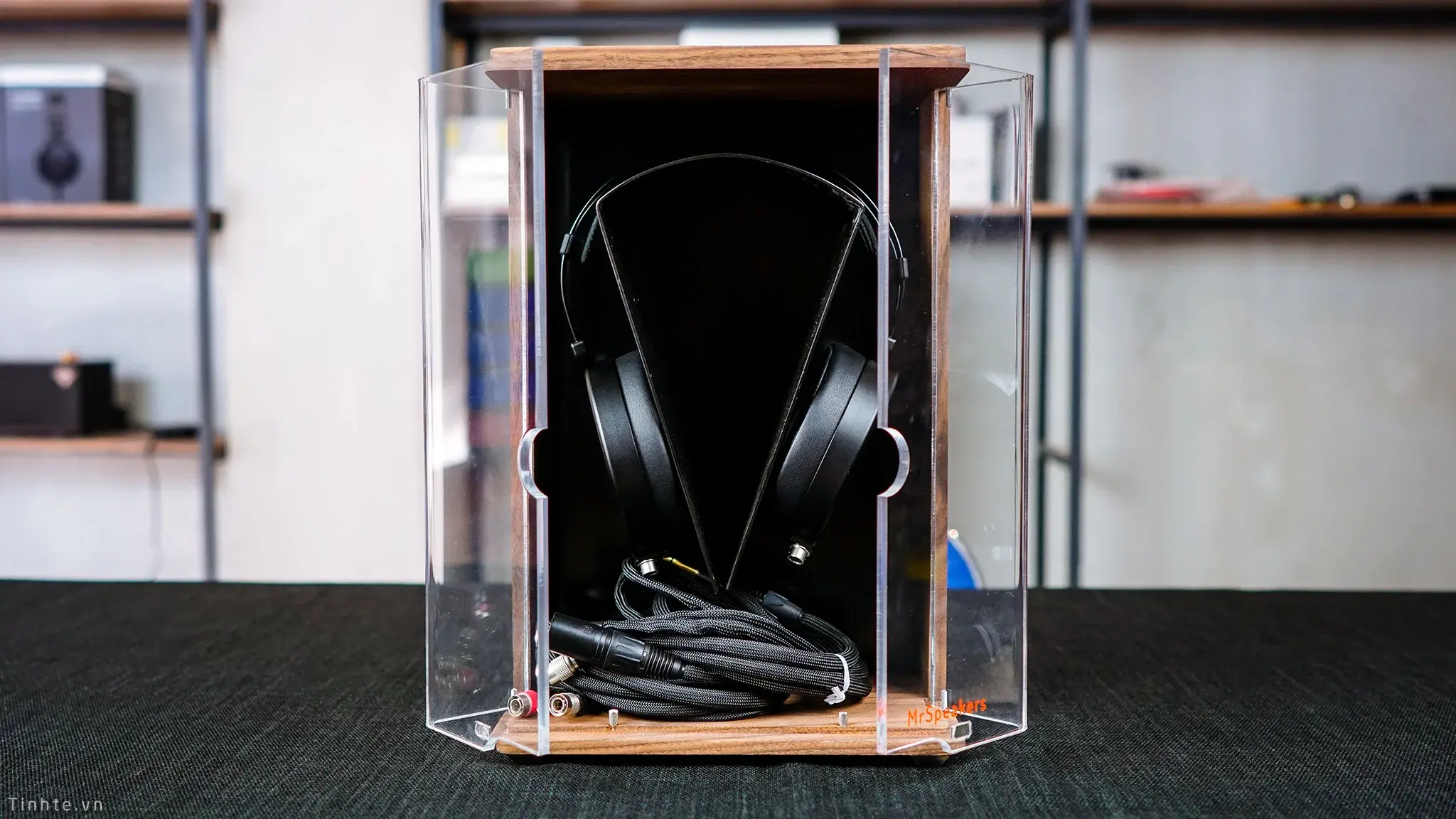 Đang tải tinhte_mrspeakers_ether_2 (12).jpg…