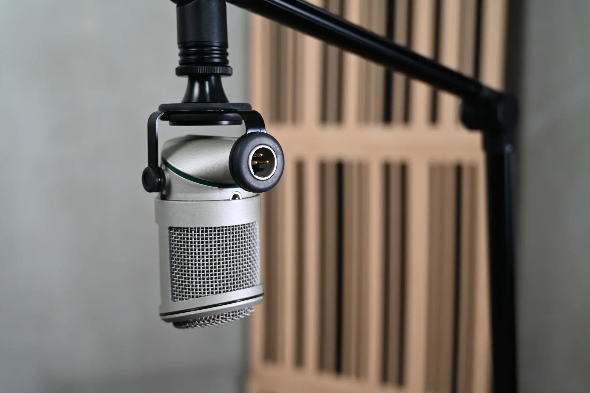 tinhte_neumann_bcm_705_microphone_podcast4.jpg