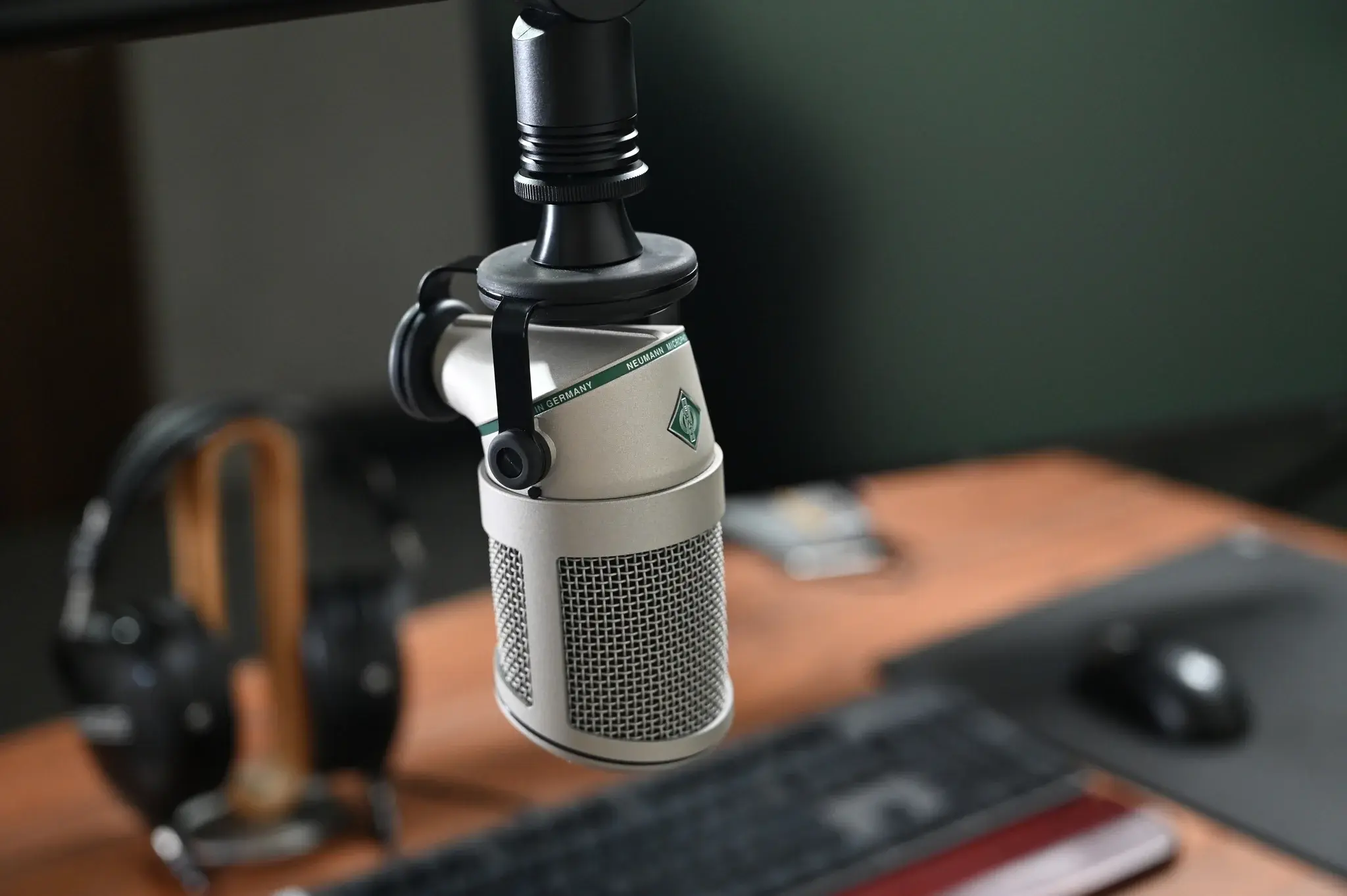 tinhte_neumann_bcm_705_microphone_podcast6.jpg