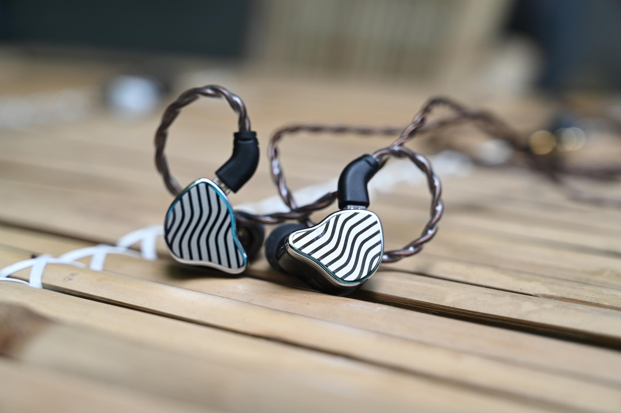 Unbox Tai Nghe Fiio JH3 - Tai Nghe In-Ear Với 3 driver