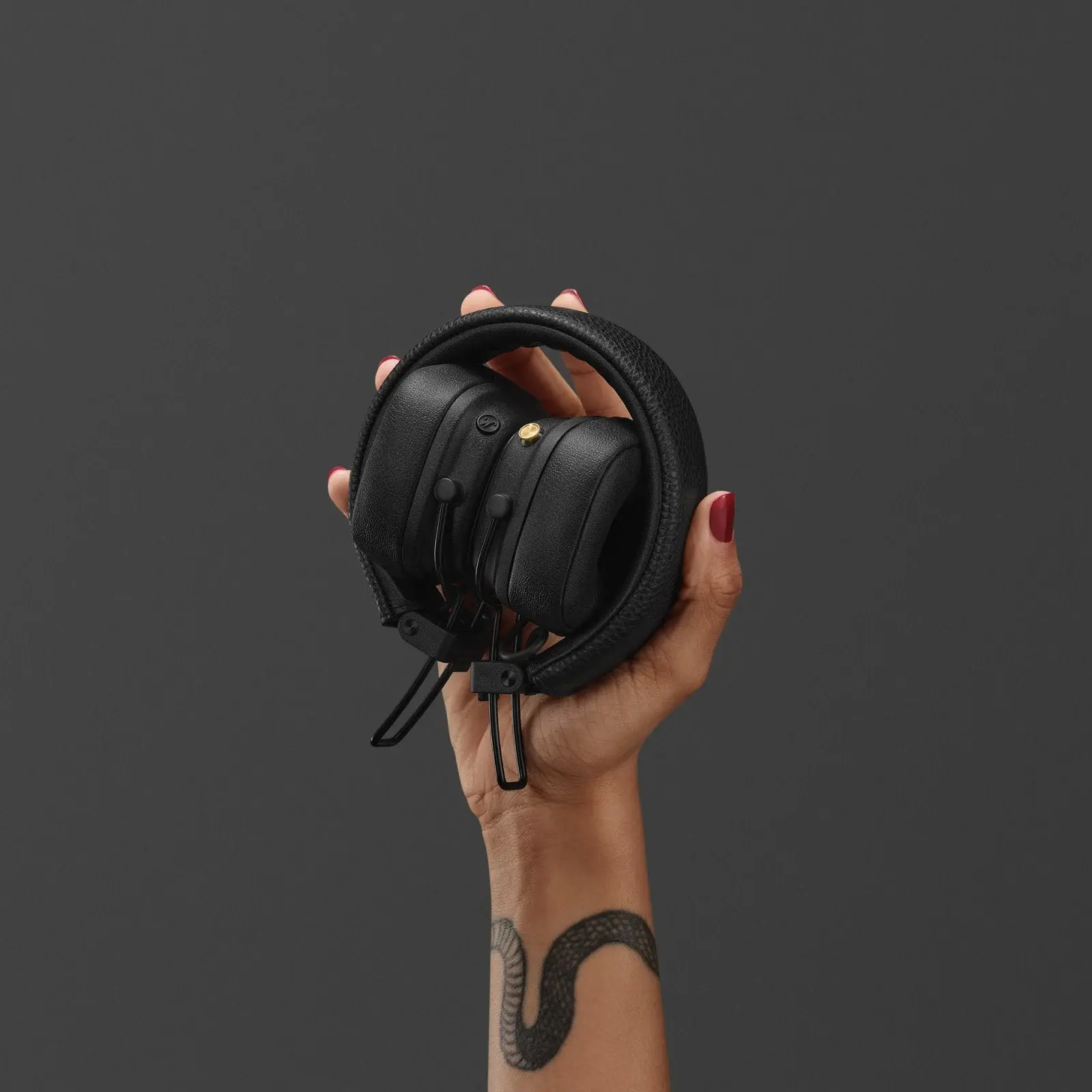 major-v-black-hand-desktop-4.jpeg