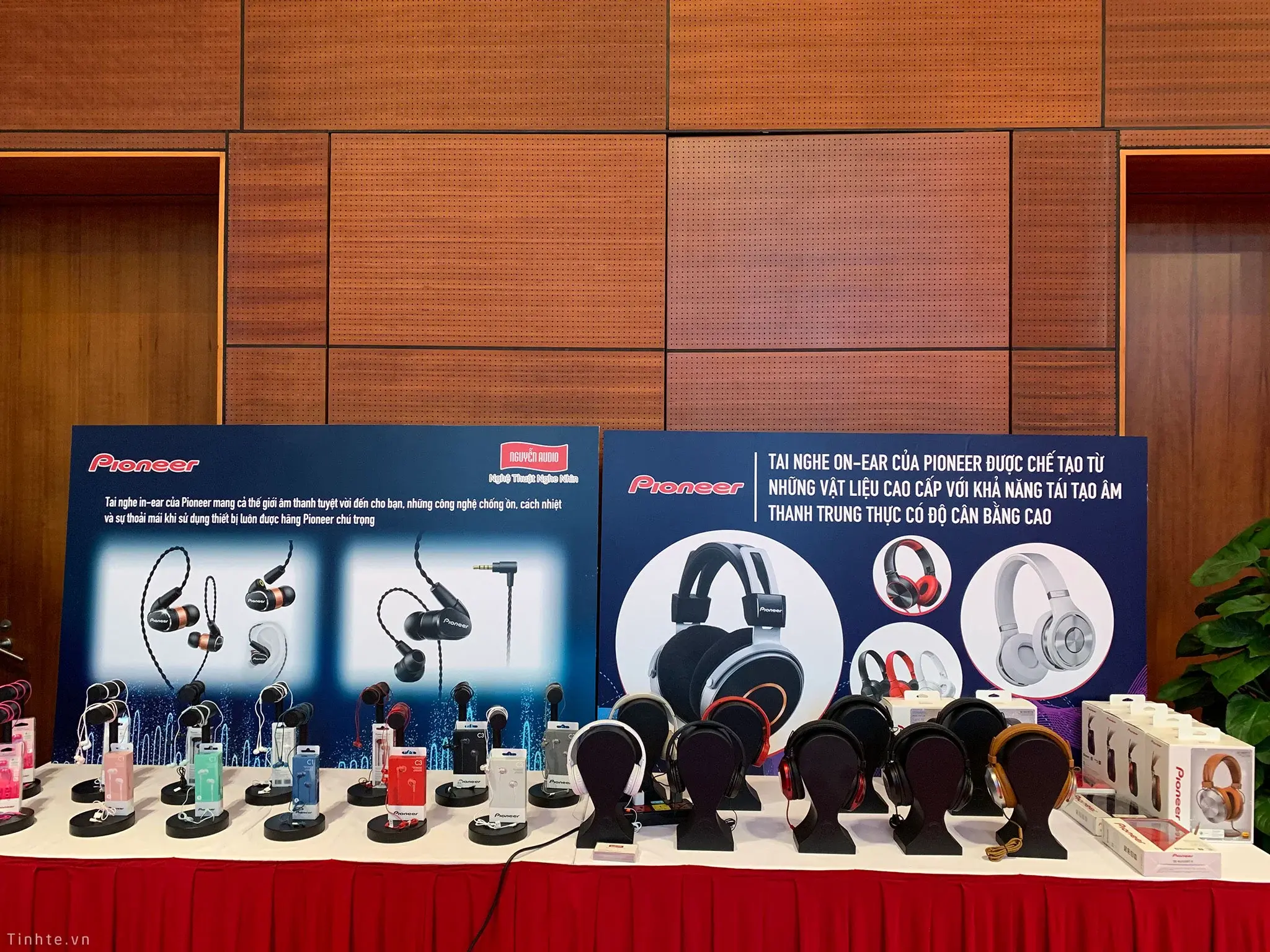 Đang tải tinhte_avshow_hanoi_2018 (21).jpg…