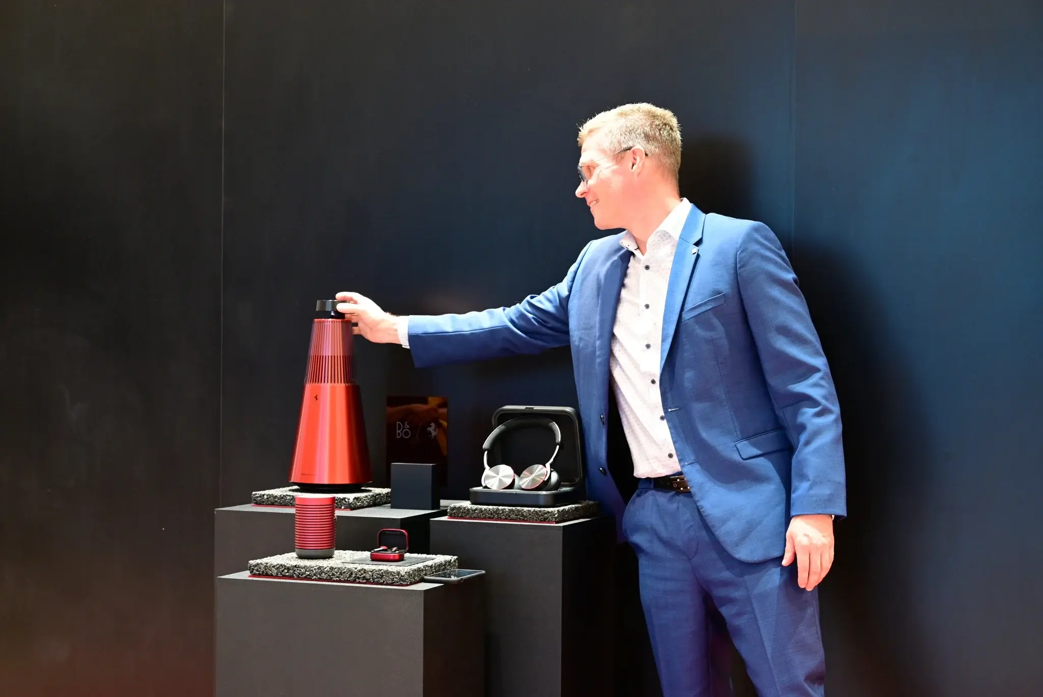 tinhte-bang&olufsen-B&O-Ferrari-editionDSC-7550.JPG