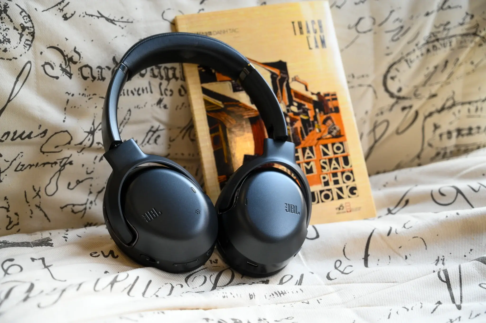tinhte_jbl_tour_one_m22.jpg