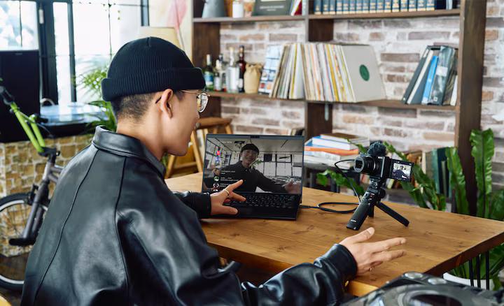 Hình ảnh một người đang dùng ZV-1 II làm webcam
