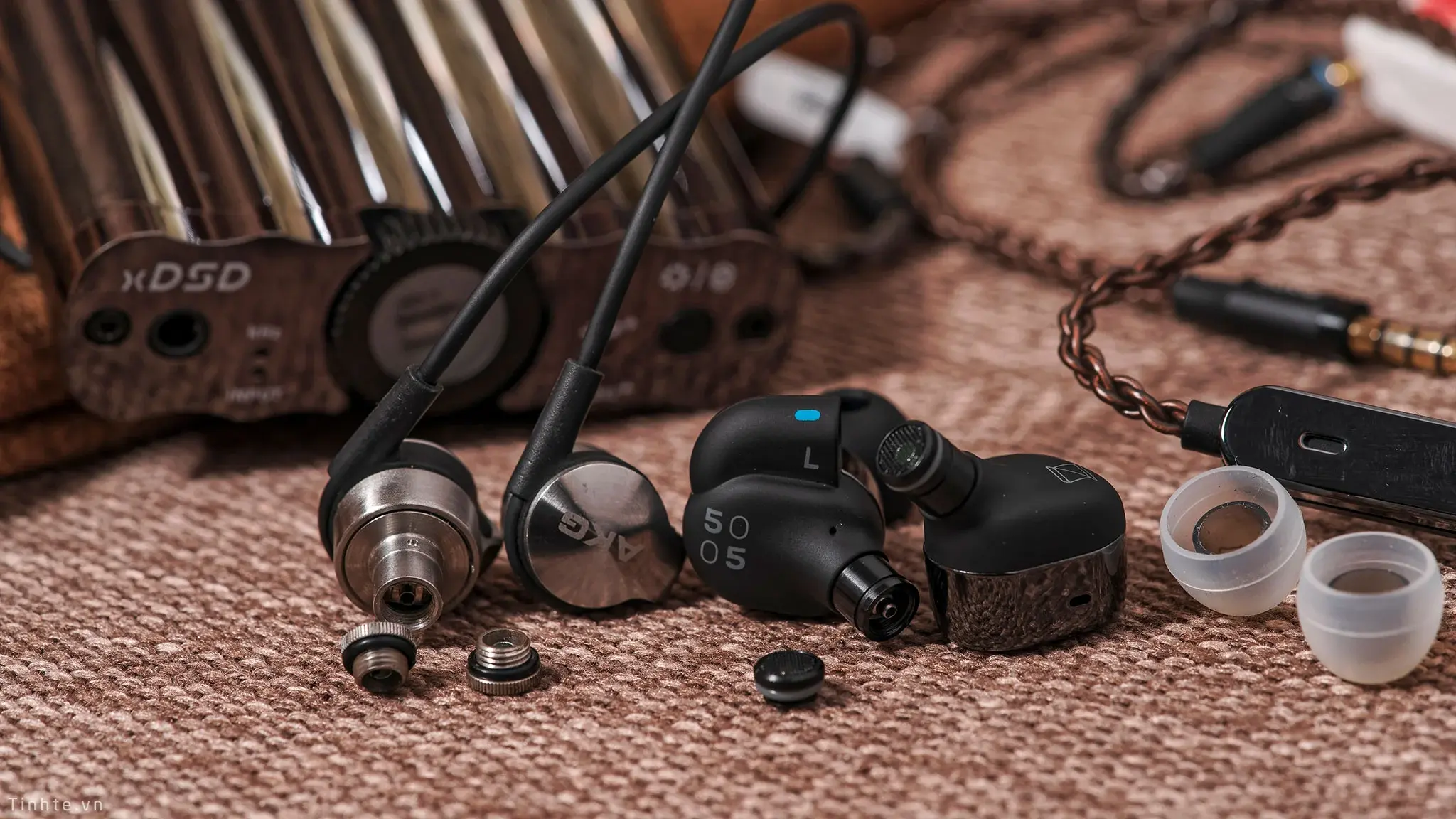 Đang tải tinhte_unboxing_akg_n5005_11.jpg…