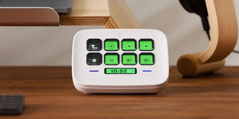 Stream_Deck_Neo_Lifestyle_Shot_02.jpg