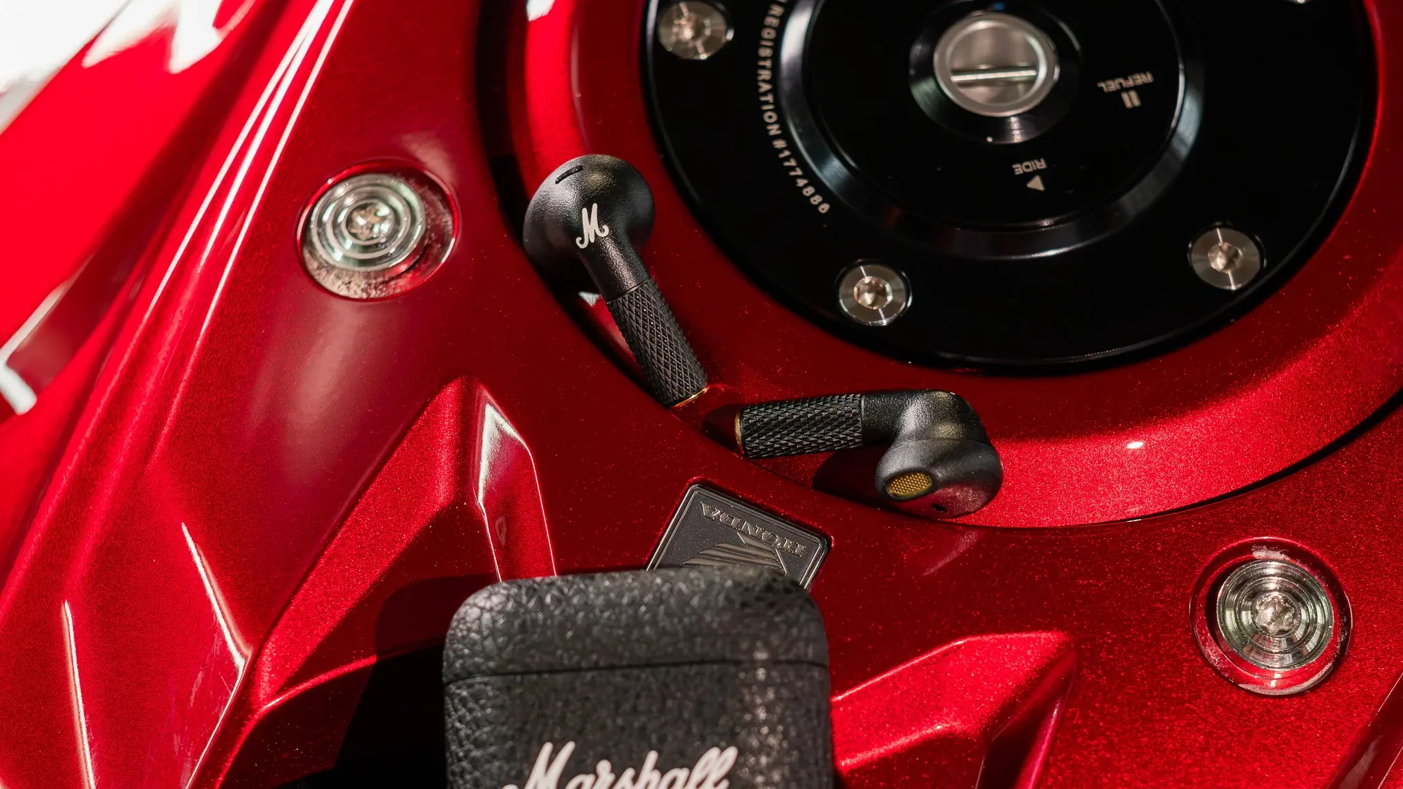 tinhte-marshall-minor-IV-tai-nghe-true-wireless8.jpg