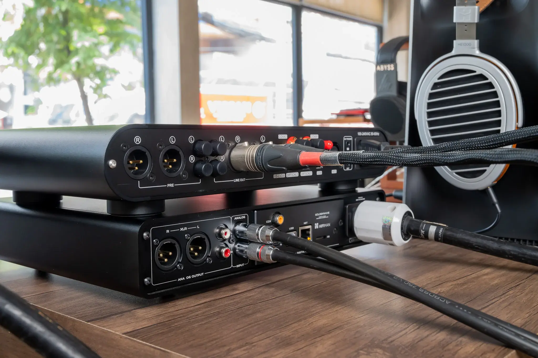 tinhte-topping-dx9-dac-amplifier-headphones23.jpg