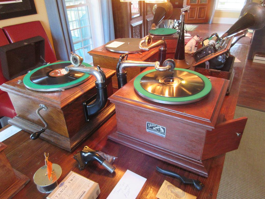Đang tải tinhte_78rpm_phonograph_2.jpg…