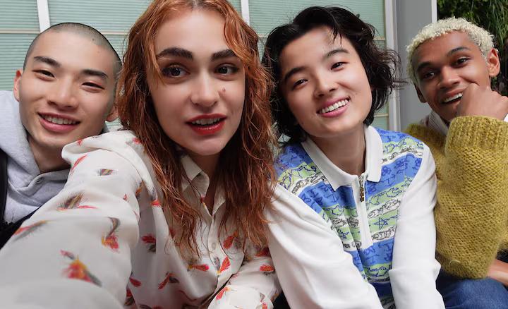 Ảnh selfie bốn người mẫu chụp bằng camera vlog ZV-1 II