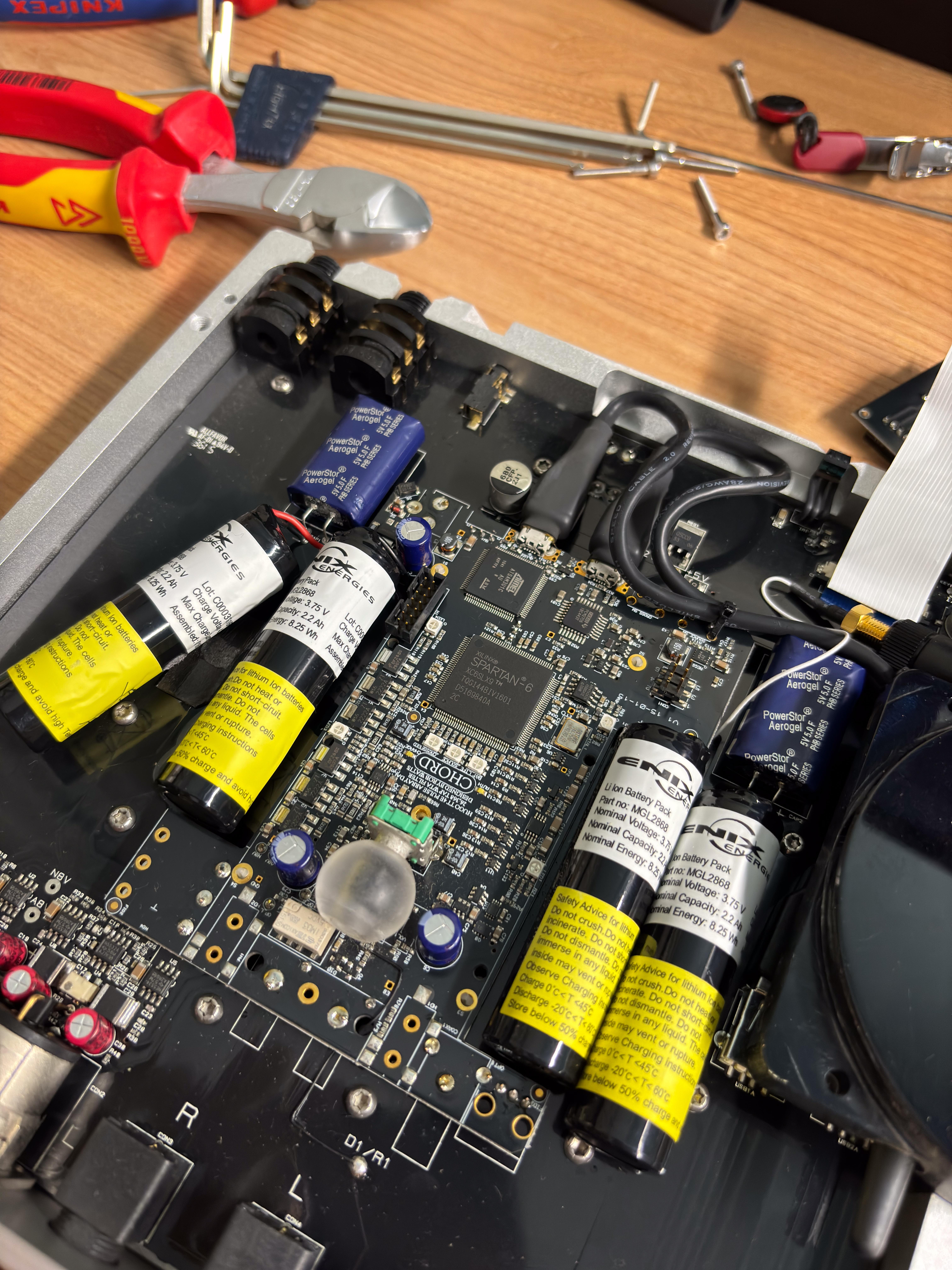 tinhte-chord-hugo-tt-thay-pin-battery-replacement2.jpg