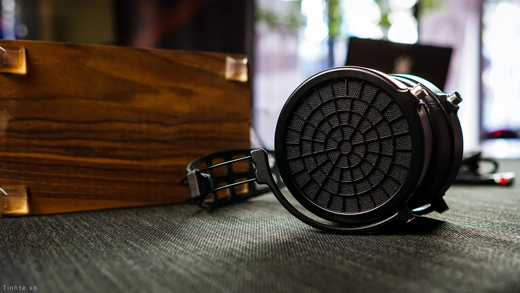 Đang tải tinhte_mrspeakers_ether_2 (15).jpg…