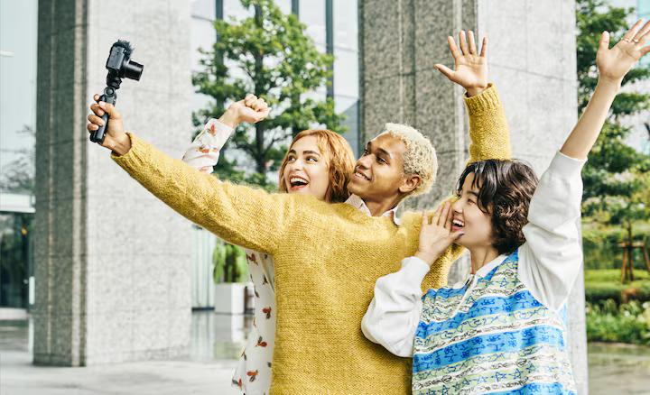 Hình ảnh ba người mẫu đang ghi hình selfie