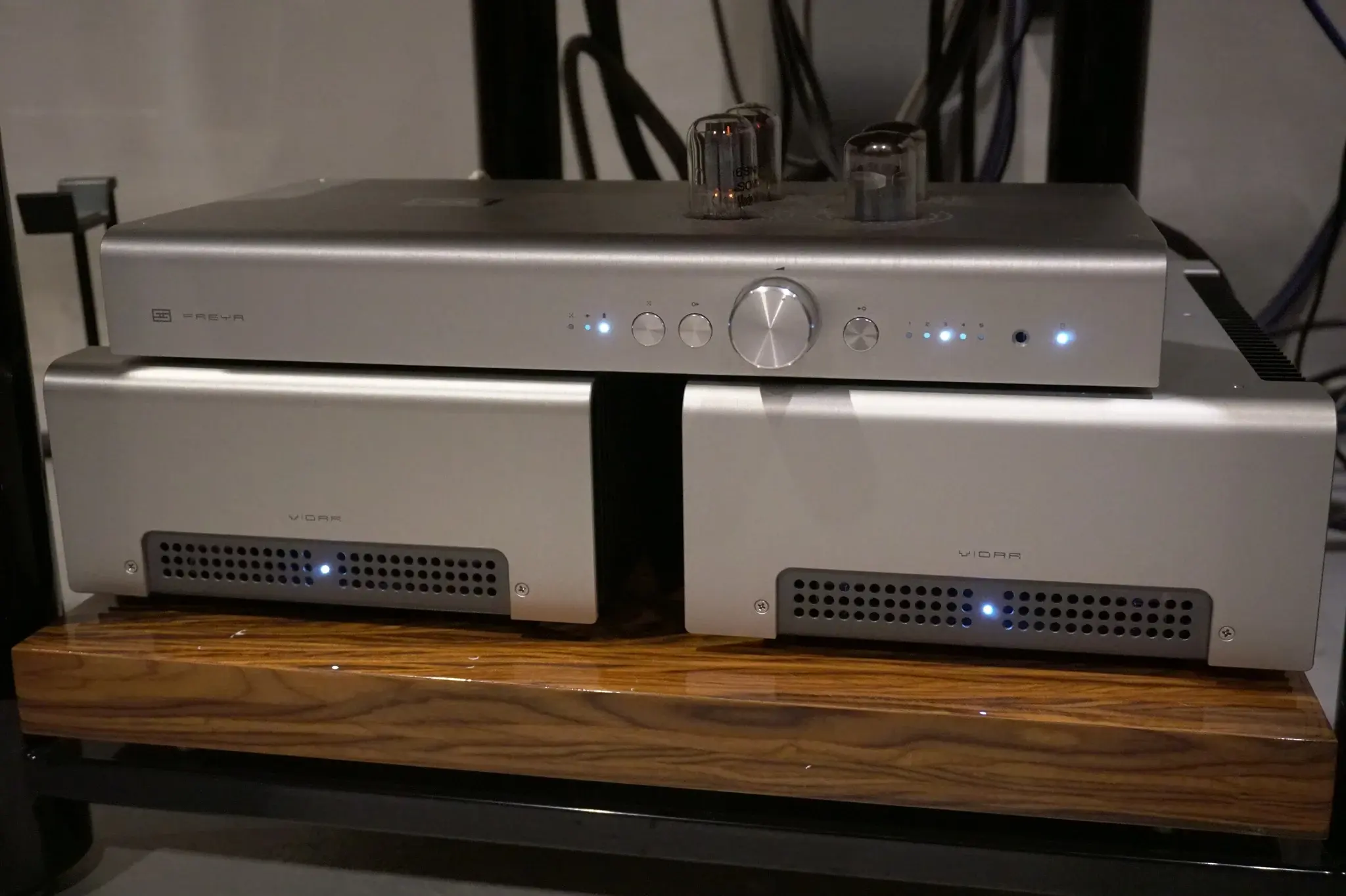 Đang tải tinhte_schiit_vidar_freya.JPG…