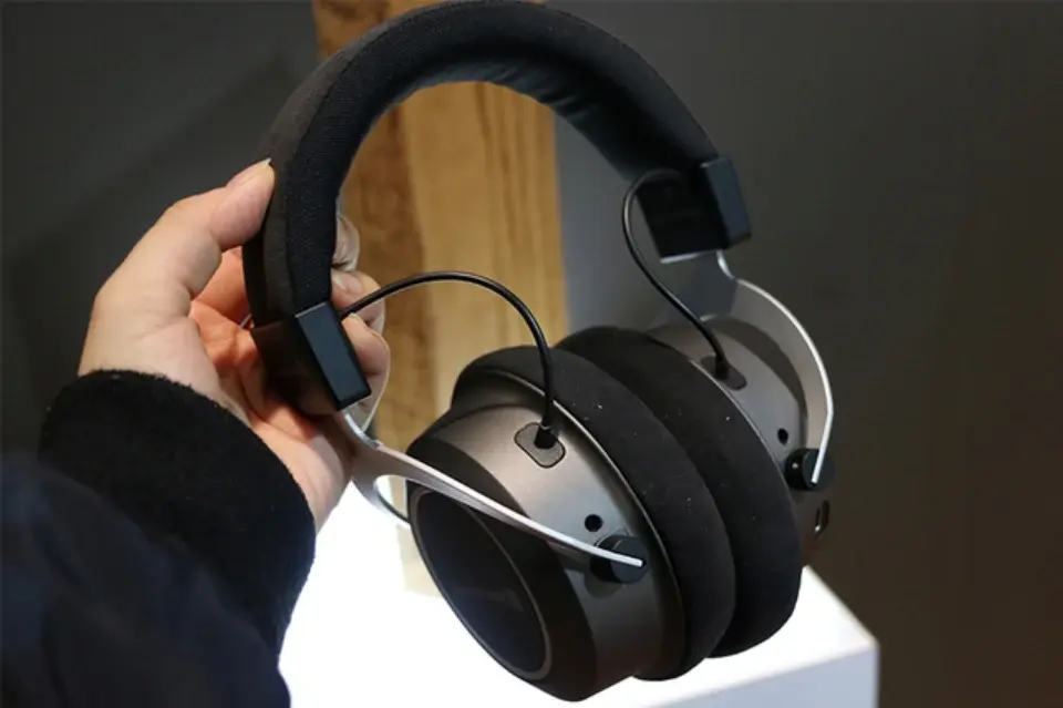 Đang tải Monospace_Beyerdynamic_Amiron_Wireless_p3.jpg…