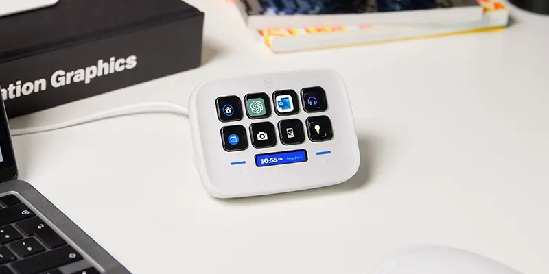 Stream_Deck_Neo_Lifestyle_Shot_01.jpg