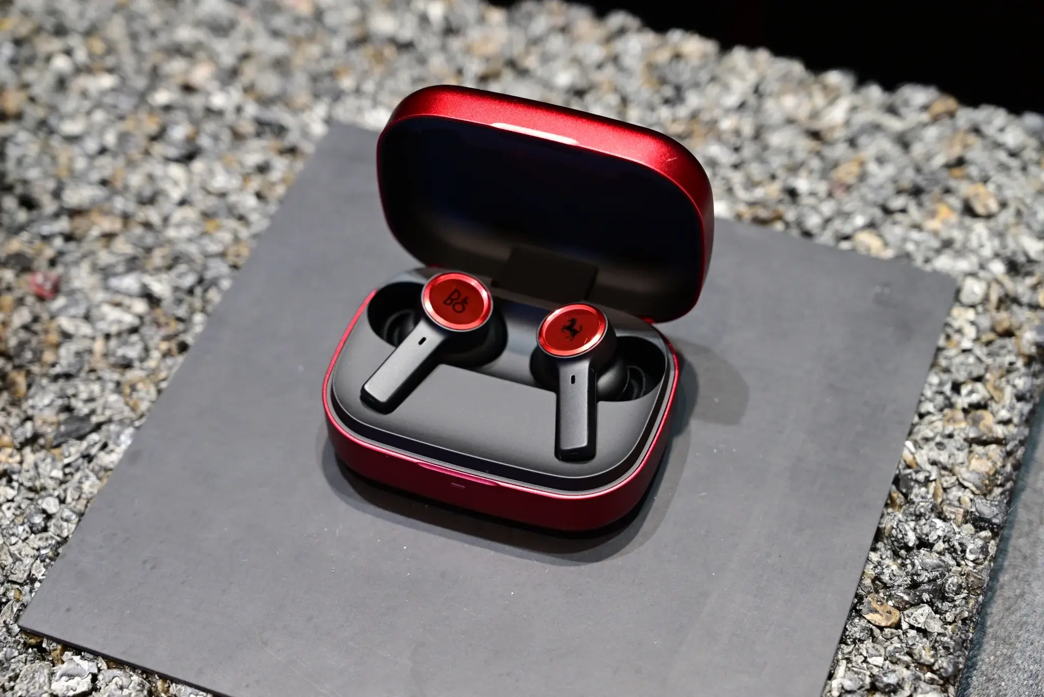 tinhte-bang&olufsen-B&O-Ferrari-editionDSC-7499.JPG