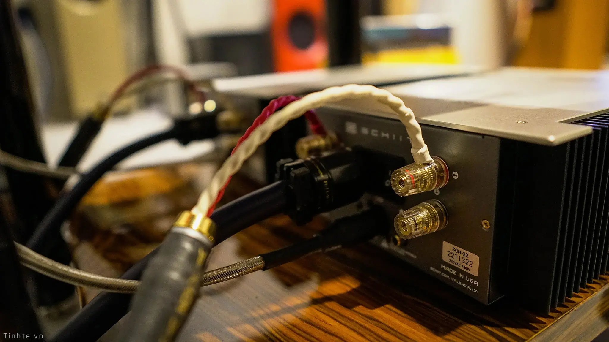 Đang tải tinhte_schiit_vidar_power_amplifier (5).jpg…