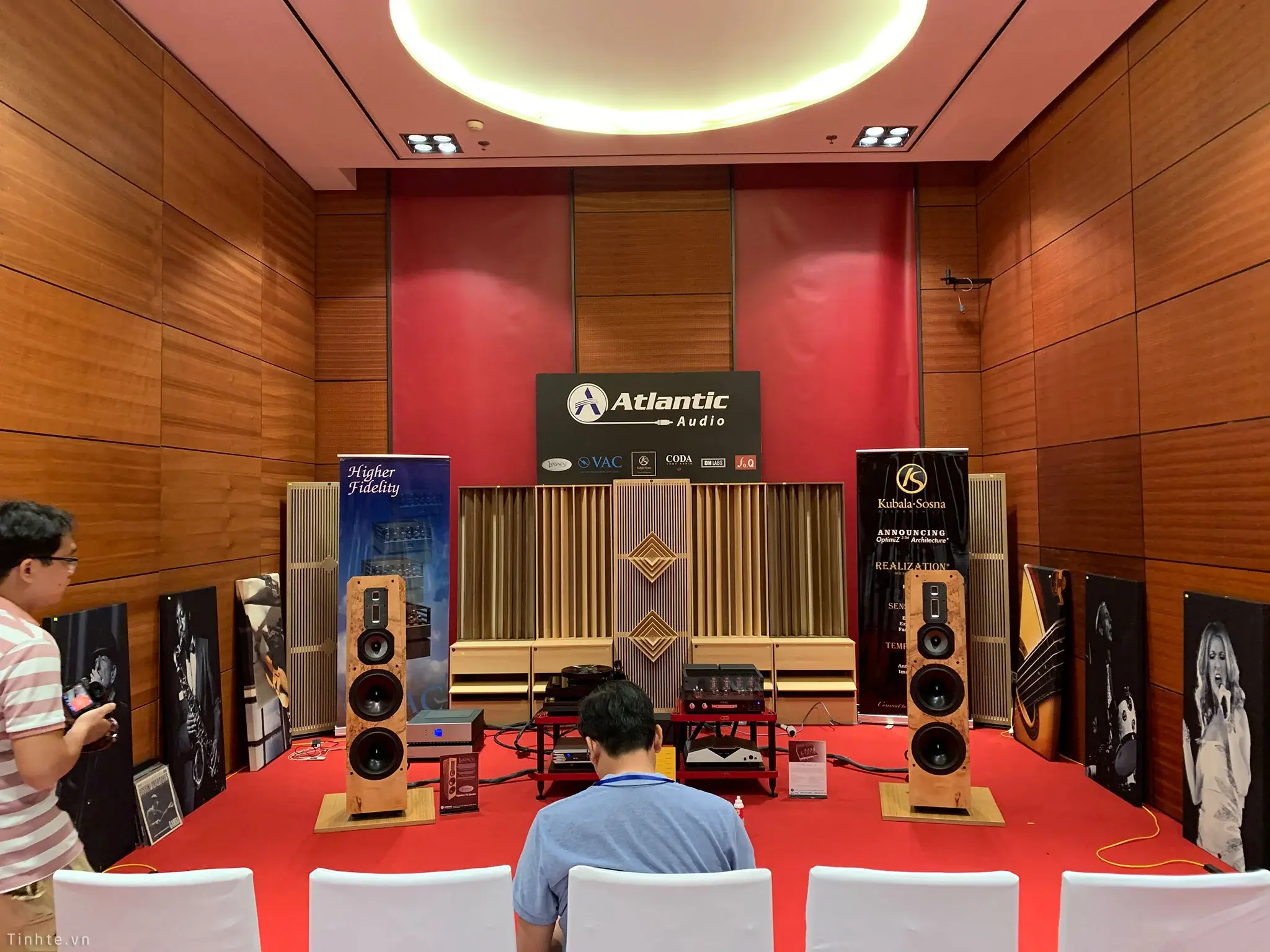 Đang tải tinhte_avshow_hanoi_2018 (34).jpg…