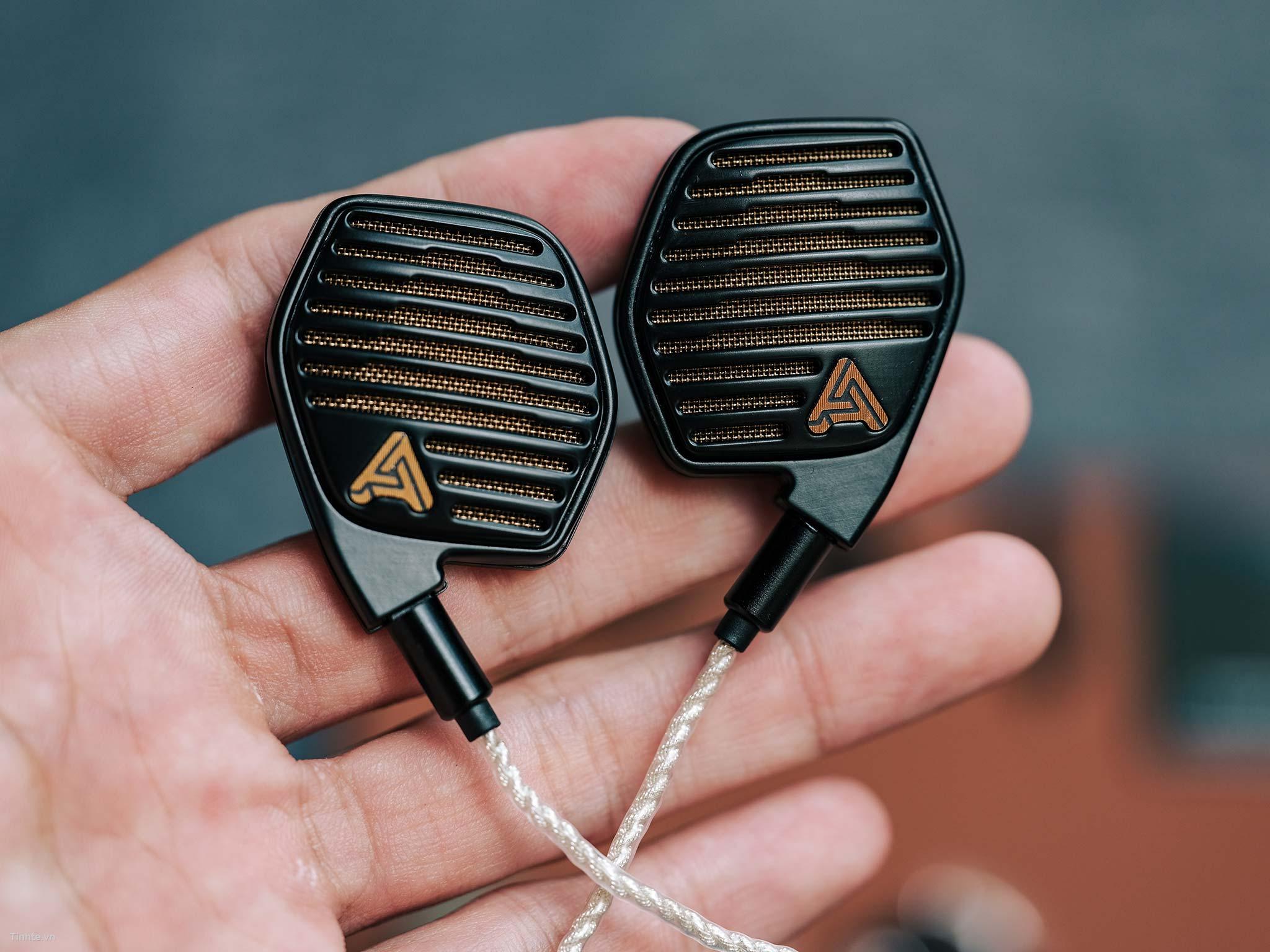 Đang tải Audeze-LCDi4-24.jpg…