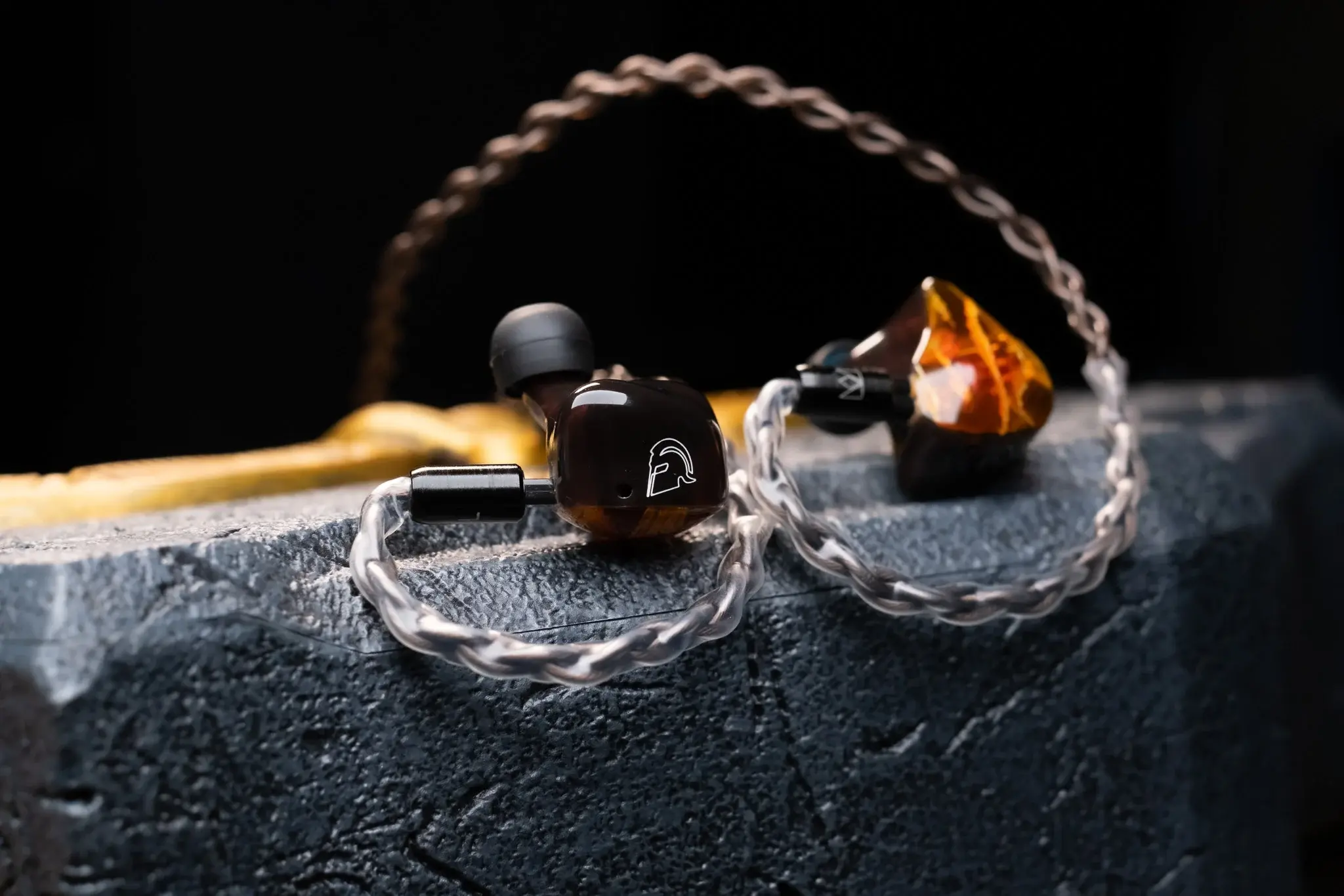 tinhte-noble-audio-spartacus-in-ear-monitors (2).jpg