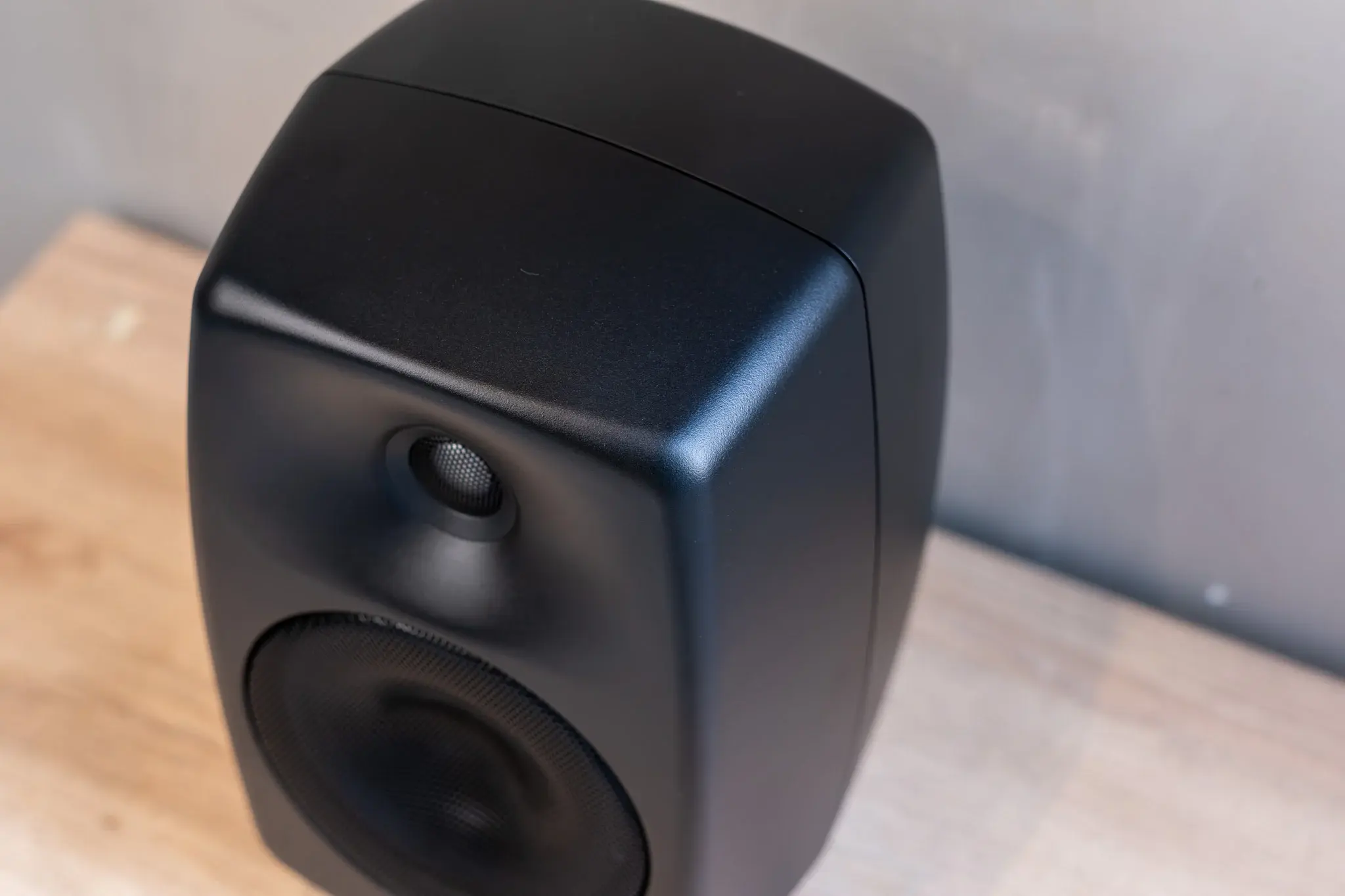 tinhte-genelec-g-three-g3-loa-active-monitor-speakers (3).jpg