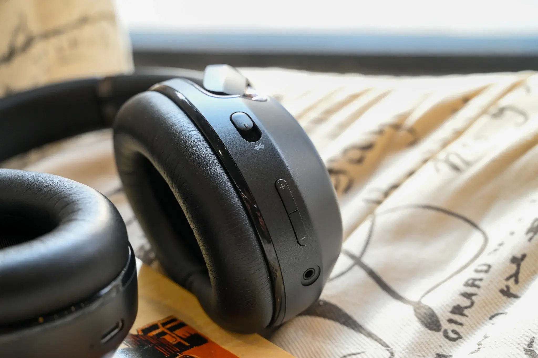 tinhte_jbl_tour_one_m25.jpg