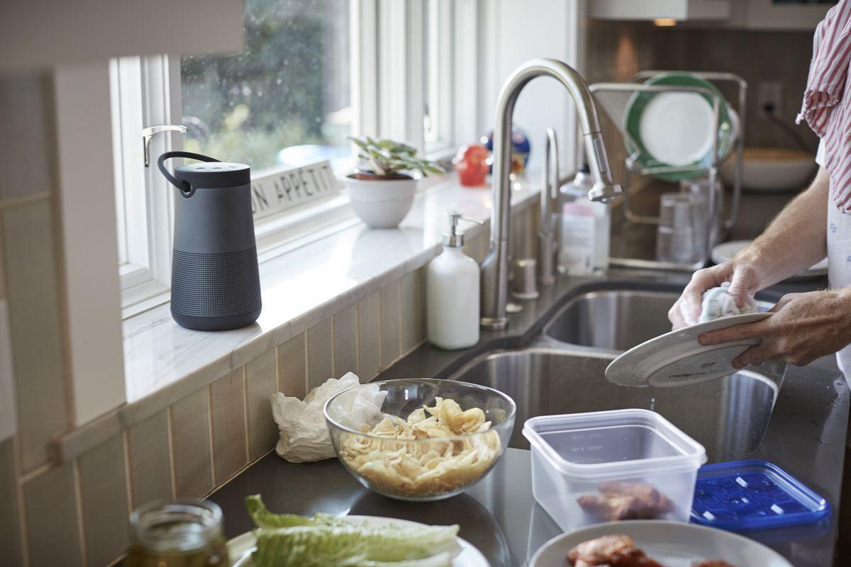 Đang tải tinhte_Bose_SoundLink_Revolve_plus__Bluetooth_Speaker__1_.jpg…