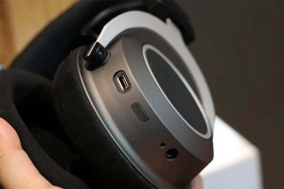 Đang tải Monospace_Beyerdynamic_Amiron_Wireless_p1.jpg…