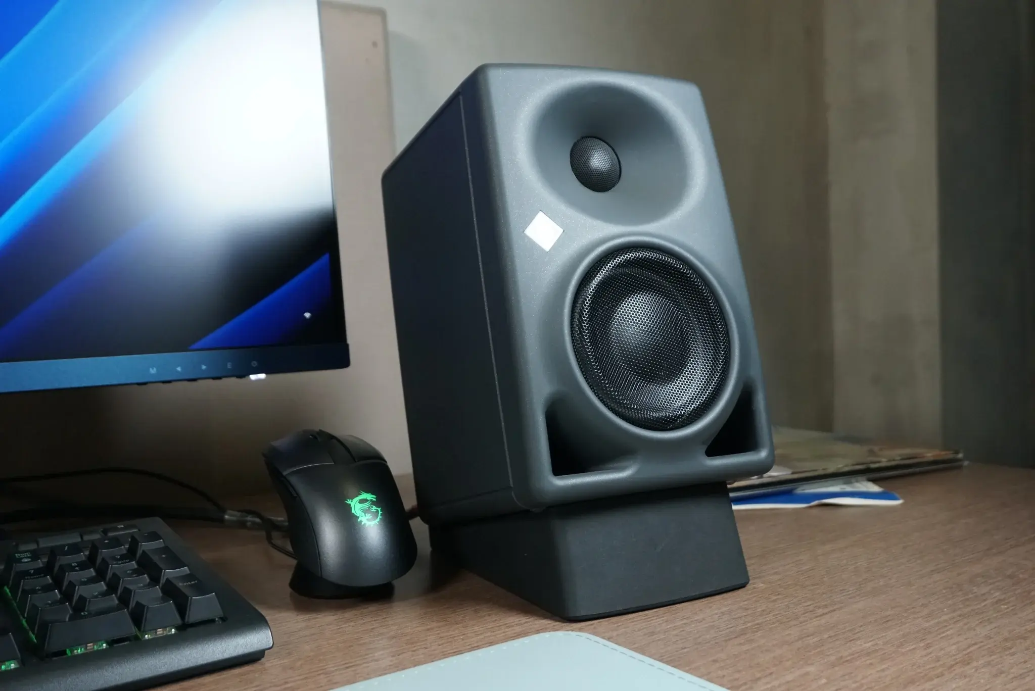 resize_tinhte_neumann_kh80_speakers_loa_kiem_am_monitor_speakers (6).JPG