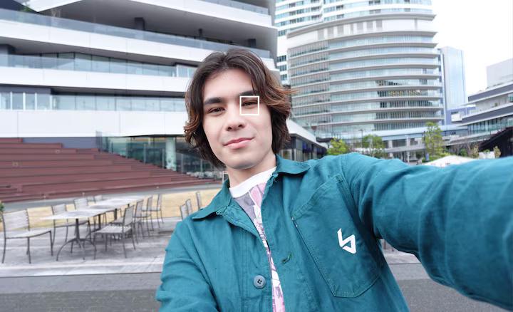 Hình ảnh người mẫu đang chụp selfie bằng ZV-1 II