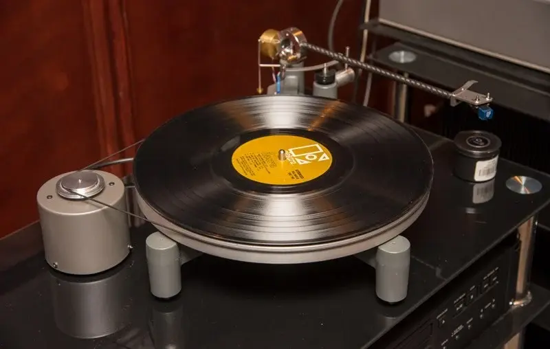 Đang tải tinhte-schiit-sol-turntable.jpg…