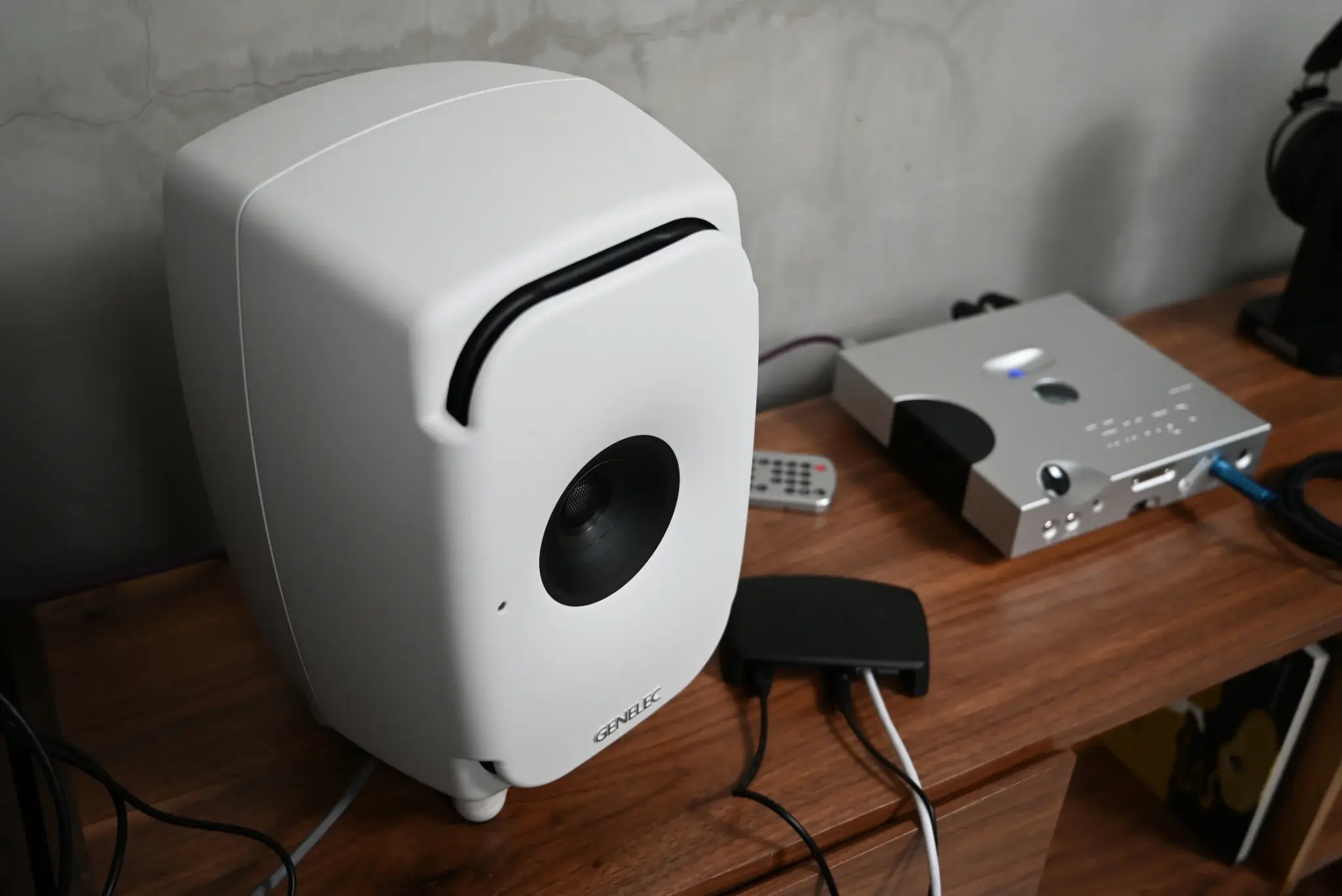 resize_tinhte_genelec_8341a_loa_kiem_am_monitor_speakers (16).JPG